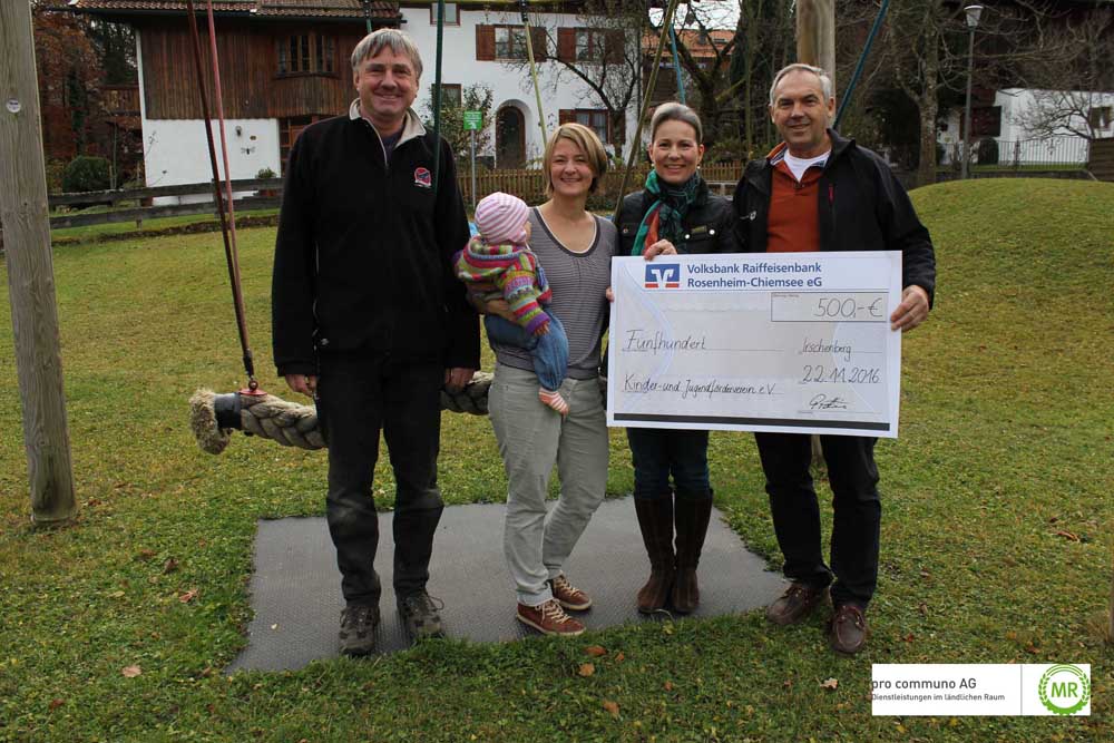 Foto: v.l. Bernhard Huber, Julia Hofner mit Hanna und Sabine Klimke vom Förderverein mit Hans Pichler, Aufsichtsrat der pro communo AG